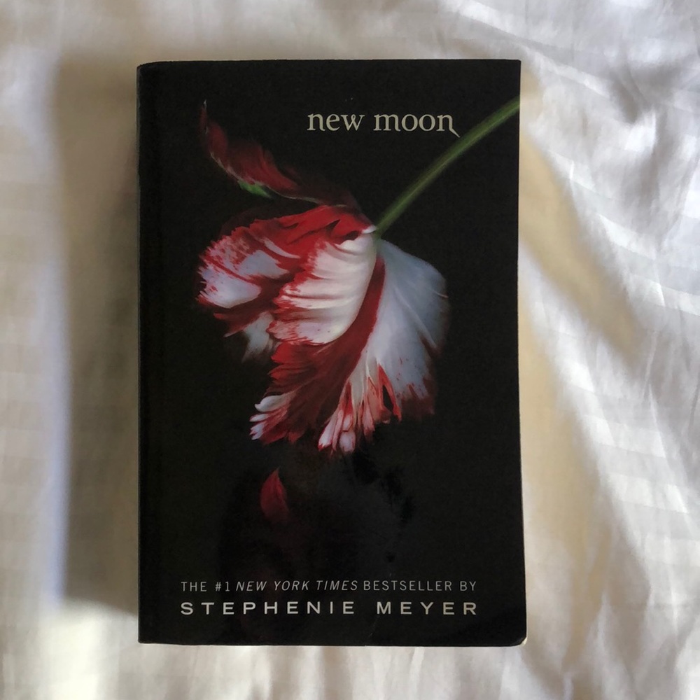 NEW MOON (2nd) FROM TWILIGHT SERIES